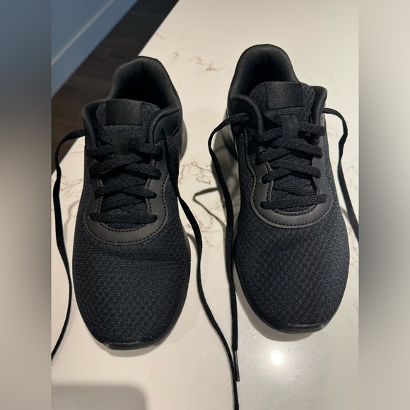NIKE Running Shoes. Black, Size 5 - Picture 4 of 15
